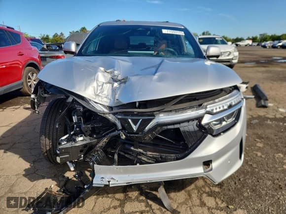 ✅ 2024 VinFast VF 8 Plus • VIN: RLLV1AFA8RH008957 • Lot: 71593175. Wystawiony na Copart z przebiegiem 5 529 mil. Bezpłatny archiwum sprzedaży aukcyjnych z USA i szczegółowy raport historii pojazdu na DreamBid. Zdjęcie 5.