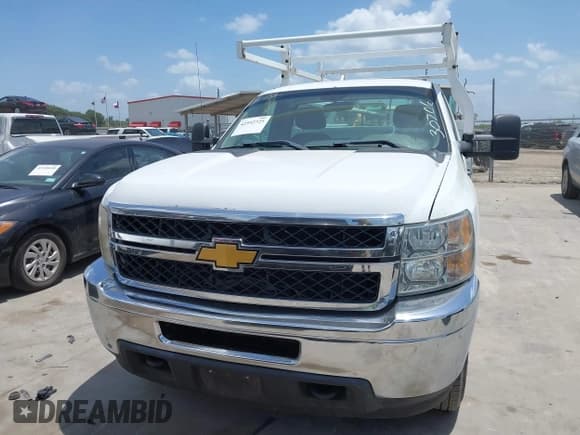 ✅ 2014 Chevrolet Silverado 2500HD Work Truck • VIN: 1GB0CVCG6EF132038 • Lot: 42552725. Wystawiony na IAAI z przebiegiem 251 569 mil. Bezpłatny archiwum sprzedaży aukcyjnych z USA i szczegółowy raport historii pojazdu na DreamBid. Zdjęcie 12.