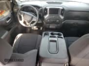 ✅ 2021 Chevrolet Silverado 1500 Custom Trail Boss • VIN: 1GCPYCEF3MZ376697 • Lot: 70347465. Wystawiony na Copart z przebiegiem 64 577 mil. Bezpłatny archiwum sprzedaży aukcyjnych z USA i szczegółowy raport historii pojazdu na DreamBid. Zdjęcie 8.