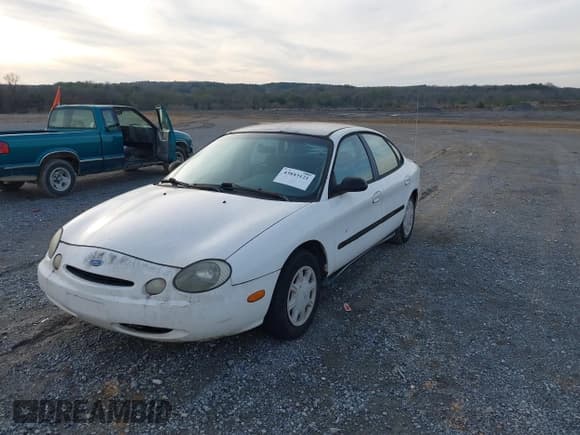 ✅ 1996 Ford Taurus G • VIN: 1FALP51U1TA243702 • Lot: 43843121. Wystawiony na IAAI z przebiegiem 132 222 mil. Bezpłatny archiwum sprzedaży aukcyjnych z USA i szczegółowy raport historii pojazdu na DreamBid. Zdjęcie 6.