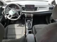 ✅ 2021 Kia Rio S • VIN: 3KPA25AD9ME407194 • Lot: 68083045. Wystawiony na Copart z przebiegiem 51 623 mil. Bezpłatny archiwum sprzedaży aukcyjnych z USA i szczegółowy raport historii pojazdu na DreamBid. Zdjęcie 8.