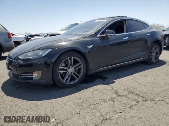 ✅ 2015 Tesla Model S 85D • VIN: 5YJSA1E20FF105704 • Лот: 63595755. Опубликован ранее на Copart с пробегом 97 827 миль. Бесплатный доступ к архиву аукционных продаж из США и подробный отчёт об истории автомобиля на DreamBid. Изображение 1.