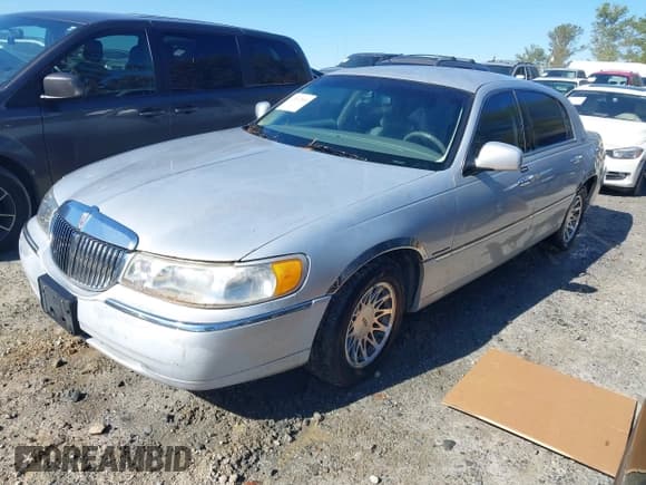 ✅ 2000 Lincoln Town Car Signature • VIN: 1LNHM82W1YY819681 • Lot: 43612004. Wystawiony na IAAI z przebiegiem 156 058 mil. Bezpłatny archiwum sprzedaży aukcyjnych z USA i szczegółowy raport historii pojazdu na DreamBid. Zdjęcie 2.