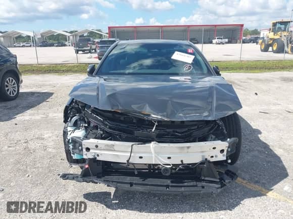 2025 Toyota Camry LE z VIN 4T1DAACK2SU117877, wystawiony jako IAAI lot #42668305 z przebiegiem 9 001 mil mil oraz . Historia ofert i sprzedaży dostępna na DreamBid. Obrazek 6.