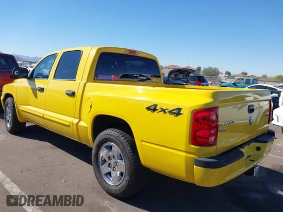 2006 Dodge Dakota SLT z VIN 1D7HW48J46S584508, wystawiony jako IAAI lot #40732421 z przebiegiem 148 957 mil mil oraz . Historia ofert i sprzedaży dostępna na DreamBid. Obrazek 3.