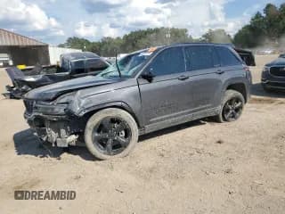 ✅ 2023 Jeep Grand Cherokee Altitude • VIN: 1C4RJGAG1PC551703 • Лот: 68250725. Опубликован ранее на Copart с пробегом 37 444 миль. Бесплатный доступ к архиву аукционных продаж из США и подробный отчёт об истории автомобиля на DreamBid. Изображение 1.