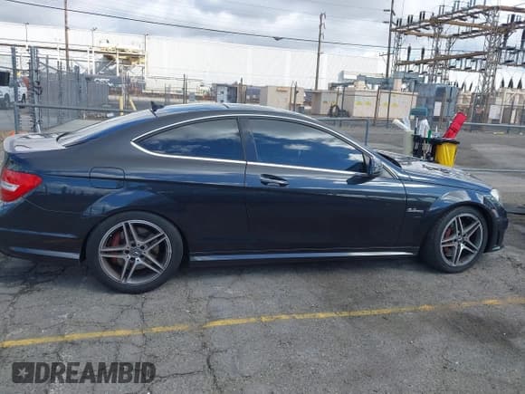 ✅ 2012 Mercedes-Benz C 63 AMG • VIN: WDDGJ7HB2CF731126 • Lot: 43455538. Wystawiony na IAAI z przebiegiem 88 707 mil. Bezpłatny archiwum sprzedaży aukcyjnych z USA i szczegółowy raport historii pojazdu na DreamBid. Zdjęcie 14.