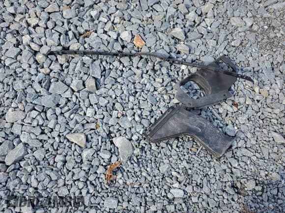 2017 Hyundai Santa Fe 2.4L с VIN 5XYZUDLB5HG421721, выставлен на аукционе Copart как лот 90214875 с пробегом 172 289 миль миль и На запчасти • Non repairable. История ставок и продаж доступна на DreamBid. Изображение 13.