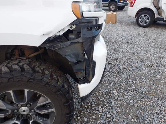 ✅ 2020 Chevrolet Silverado 1500 RST • VIN: 3GCUYEET9LG110801 • Lot: 43146146. Listed on IAAI with 145,879 mi. Free auction sales archive from the USA and detailed vehicle history report at DreamBid. Image 17.