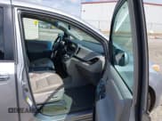 ✅ 2017 Toyota Sienna XLE Auto Access Seat • VIN: 5TDYZ3DCXHS878865 • Lot: 43404452. Wystawiony na IAAI z przebiegiem 175 131 mil. Bezpłatny archiwum sprzedaży aukcyjnych z USA i szczegółowy raport historii pojazdu na DreamBid. Zdjęcie 5.