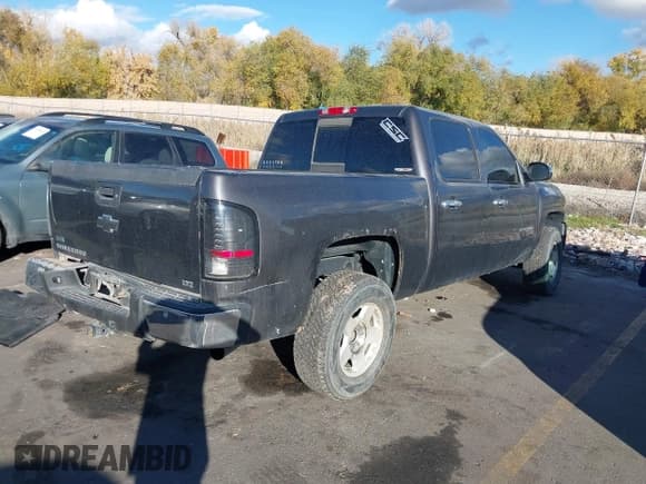 ✅ 2010 Chevrolet Silverado 1500 • VIN: 3GCXKTE27AG261479 • Lot: 43635635. Wystawiony na IAAI z przebiegiem 232 696 mil. Bezpłatny archiwum sprzedaży aukcyjnych z USA i szczegółowy raport historii pojazdu na DreamBid. Zdjęcie 4.