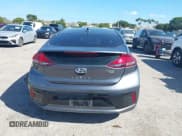 ✅ 2018 Hyundai Ioniq Blue • VIN: KMHC65LC8JU062766 • Lot: 41478341. Wystawiony na IAAI z przebiegiem 73 944 mil. Bezpłatny archiwum sprzedaży aukcyjnych z USA i szczegółowy raport historii pojazdu na DreamBid. Zdjęcie 16.