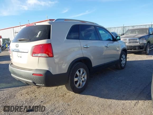 ✅ 2011 Kia Sorento LX • VIN: 5XYKT4A20BG110857 • Lot: 43728679. Wystawiony na IAAI z przebiegiem 174 579 mil. Bezpłatny archiwum sprzedaży aukcyjnych z USA i szczegółowy raport historii pojazdu na DreamBid. Zdjęcie 4.