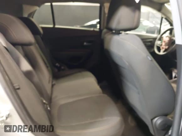 ✅ 2022 Chevrolet Trax LS • VIN: KL7CJNSMXNB555960 • Lot: 42563564. Wystawiony na IAAI z przebiegiem 28 553 mil. Bezpłatny archiwum sprzedaży aukcyjnych z USA i szczegółowy raport historii pojazdu na DreamBid. Zdjęcie 8.