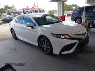 2023 Toyota Camry SE Nightshade z VIN 4T1T11AK5PU766434, wystawiony jako IAAI lot #43288110 z przebiegiem 99 596 mil mil oraz . Historia ofert i sprzedaży dostępna na DreamBid. Obrazek 1.