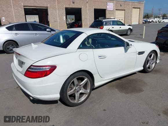✅ 2013 Mercedes-Benz SLK 250 • VIN: WDDPK4HA9DF057092 • Lot: 42032120. Wystawiony na IAAI z przebiegiem 142 991 mil. Bezpłatny archiwum sprzedaży aukcyjnych z USA i szczegółowy raport historii pojazdu na DreamBid. Zdjęcie 4.