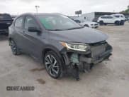 ✅ 2020 Honda HR-V Sport • VIN: 3CZRU5H13LM704792 • Lot: 42620296. Wystawiony na IAAI z przebiegiem 99 107 mil. Bezpłatny archiwum sprzedaży aukcyjnych z USA i szczegółowy raport historii pojazdu na DreamBid. Zdjęcie 1.