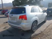 ✅ 2013 Kia Sorento SX • VIN: 5XYKWDA23DG320377 • Lot: 43270533. Wystawiony na IAAI z przebiegiem 187 600 mil. Bezpłatny archiwum sprzedaży aukcyjnych z USA i szczegółowy raport historii pojazdu na DreamBid. Zdjęcie 4.