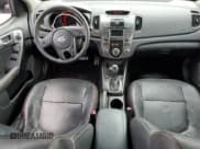 ✅ 2013 Kia Forte SX • VIN: KNAFW5A36D5690776 • Lot: 81731145. Wystawiony na Copart z przebiegiem 94 607 mil. Bezpłatny archiwum sprzedaży aukcyjnych z USA i szczegółowy raport historii pojazdu na DreamBid. Zdjęcie 8.