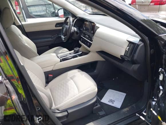 2024 Nissan Pathfinder SV z VIN 5N1DR3BA6RC277399, wystawiony jako IAAI lot #42730735 z przebiegiem 26 410 mil mil oraz . Historia ofert i sprzedaży dostępna na DreamBid. Obrazek 5.