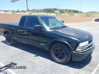 2001 Chevrolet S-10 LS z VIN 1GCCS19W818157721, wystawiony jako IAAI lot #42522570 z przebiegiem 412 141 mil mil oraz . Historia ofert i sprzedaży dostępna na DreamBid. Obrazek 1.