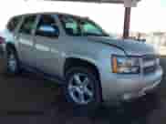 2013 Chevrolet Tahoe LTZ z VIN 1GNSKCE02DR360795, wystawiony jako IAAI lot #43465393 z przebiegiem 215 409 mil mil oraz . Historia ofert i sprzedaży dostępna na DreamBid. Obrazek 1.