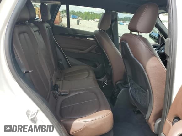 ✅ 2019 BMW X1 sDrive28i • VIN: WBXHU7C51K5L11243 • Lot: 61818985. Wystawiony na Copart z przebiegiem 64 734 mil. Bezpłatny archiwum sprzedaży aukcyjnych z USA i szczegółowy raport historii pojazdu na DreamBid. Zdjęcie 11.