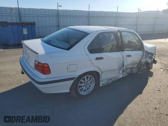 1998 BMW 3 Series 328i z VIN WBACD4329WAV57690, wystawiony jako Copart lot #85951805 z przebiegiem 167 263 mil mil oraz Szkoda całkowita • Salvage title. Historia ofert i sprzedaży dostępna na DreamBid. Obrazek 3.