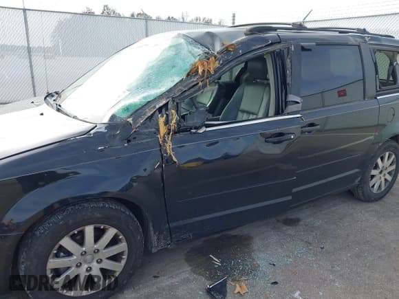 ✅ 2008 Chrysler Town & Country Touring • VIN: 2A8HR54P28R607704 • Lot: 43689570. Listed on IAAI with 235,370 mi. Free auction sales archive from the USA and detailed vehicle history report at DreamBid. Image 6.