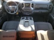 ✅ 2019 Chevrolet Silverado 1500 Custom • VIN: 1GCRYBEH2KZ266659 • Lot: 50684955. Wystawiony na Copart z przebiegiem 110 595 mil. Bezpłatny archiwum sprzedaży aukcyjnych z USA i szczegółowy raport historii pojazdu na DreamBid. Zdjęcie 8.