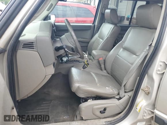 ✅ 2007 Jeep Commander Sport • VIN: 1J8HG48P67C653599 • Lot: 55772485. Wystawiony na Copart z przebiegiem 227 212 mil. Bezpłatny archiwum sprzedaży aukcyjnych z USA i szczegółowy raport historii pojazdu na DreamBid. Zdjęcie 7.