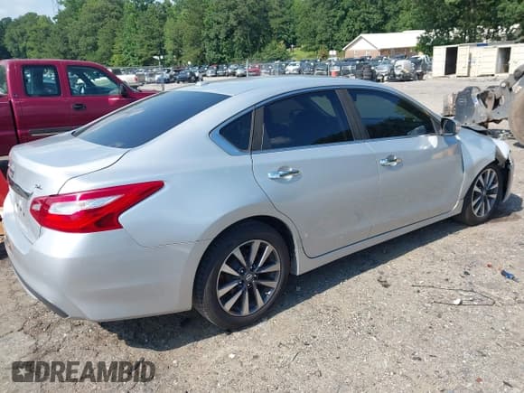 ✅ 2017 Nissan Altima SL • VIN: 1N4AL3APXHC210727 • Lot: 42578945. Listed on IAAI with 209,721 mi. Free auction sales archive from the USA and detailed vehicle history report at DreamBid. Image 4.