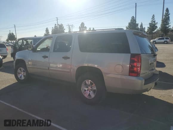 ✅ 2007 Chevrolet Suburban LT • VIN: 3GNFC16077G315275 • Lot: 90644885. Wystawiony na Copart z przebiegiem 211 773 mil. Bezpłatny archiwum sprzedaży aukcyjnych z USA i szczegółowy raport historii pojazdu na DreamBid. Zdjęcie 2.