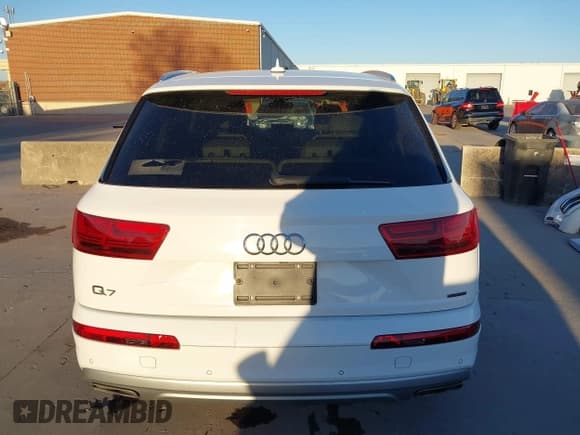 ✅ 2019 Audi Q7 Premium • VIN: WA1AHAF77KD047409 • Lot: 43683388. Wystawiony na IAAI z przebiegiem 118 411 mil. Bezpłatny archiwum sprzedaży aukcyjnych z USA i szczegółowy raport historii pojazdu na DreamBid. Zdjęcie 17.