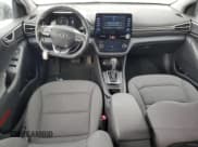✅ 2020 Hyundai Ioniq SEL • VIN: KMHC85LC5LU207355 • Lot: 83090124. Wystawiony na Copart z przebiegiem 95 946 mil. Bezpłatny archiwum sprzedaży aukcyjnych z USA i szczegółowy raport historii pojazdu na DreamBid. Zdjęcie 8.