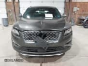 ✅ 2019 Lincoln MKC Reserve • VIN: 5LMCJ3D96KUL49964 • Lot: 43191254. Wystawiony na IAAI z przebiegiem 77 324 mil. Bezpłatny archiwum sprzedaży aukcyjnych z USA i szczegółowy raport historii pojazdu na DreamBid. Zdjęcie 6.