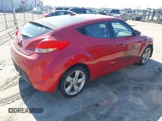 ✅ 2013 Hyundai Veloster w/Black Int • VIN: KMHTC6AD4DU101982 • Lot: 41659208. Wystawiony na IAAI z przebiegiem 136 431 mil. Bezpłatny archiwum sprzedaży aukcyjnych z USA i szczegółowy raport historii pojazdu na DreamBid. Zdjęcie 4.