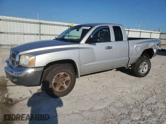 2005 Dodge Dakota SLT с VIN 1D7HW42K35S305792, выставлен на аукционе Copart как лот 63287344 с пробегом 97 440 миль миль и Списание • Salvage title. История ставок и продаж доступна на DreamBid. Изображение 1.