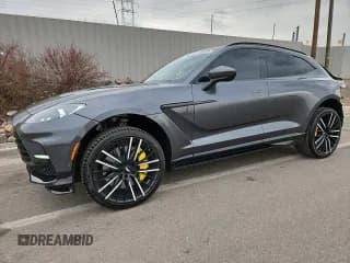✅ 2023 Aston Martin DBX 707 • VIN: SD7VUJBW8PTV08579 • Lot: 45496975. Wystawiony na Copart z przebiegiem 10 769 mil. Bezpłatny archiwum sprzedaży aukcyjnych z USA i szczegółowy raport historii pojazdu na DreamBid. Zdjęcie 1.