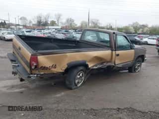 1988 Chevrolet Silverado 2500 z VIN 1GCFK24K3JE163242, wystawiony jako IAAI lot #41961531 z przebiegiem 202 868 mil mil oraz . Historia ofert i sprzedaży dostępna na DreamBid. Obrazek 4.