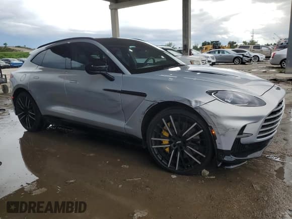 ✅ 2023 Aston Martin DBX 707 • VIN: SD7VUJBW5PTV08328 • Lot: 71181775. Wystawiony na Copart z przebiegiem 42 377 mil. Bezpłatny archiwum sprzedaży aukcyjnych z USA i szczegółowy raport historii pojazdu na DreamBid. Zdjęcie 4.
