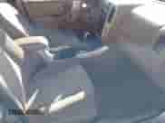 2006 Mercury Mariner Luxury z VIN 4M2YU56196DJ05801, wystawiony jako IAAI lot #42528336 z przebiegiem 162 851 mil mil oraz . Historia ofert i sprzedaży dostępna na DreamBid. Obrazek 5.