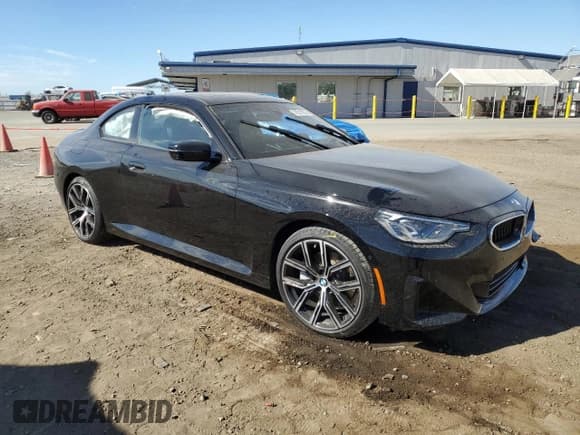 ✅ 2023 BMW 2 Series 230i • VIN: 3MW23CM04P8D47002 • Lot: 76511923. Wystawiony na Copart z przebiegiem Nie podano. Bezpłatny archiwum sprzedaży aukcyjnych z USA i szczegółowy raport historii pojazdu na DreamBid. Zdjęcie 4.