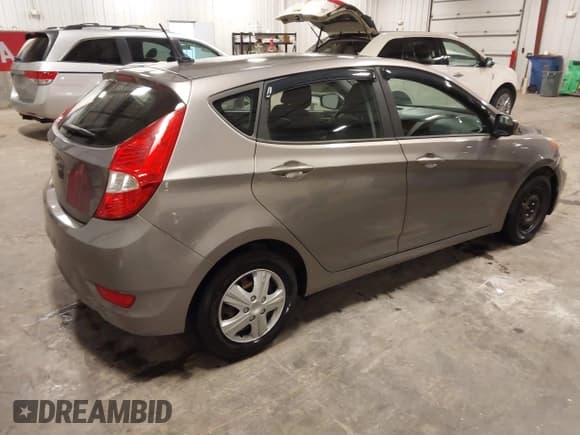 ✅ 2017 Hyundai Accent SE • VIN: KMHCT5AE0HU357108 • Lot: 43334897. Wystawiony na IAAI z przebiegiem 135 537 mil. Bezpłatny archiwum sprzedaży aukcyjnych z USA i szczegółowy raport historii pojazdu na DreamBid. Zdjęcie 4.