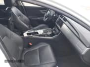 ✅ 2016 Jaguar XF 35t Prestige • VIN: SAJBK4BV9GCY11955 • Lot: 41640739. Wystawiony na IAAI z przebiegiem 83 047 mil. Bezpłatny archiwum sprzedaży aukcyjnych z USA i szczegółowy raport historii pojazdu na DreamBid. Zdjęcie 5.