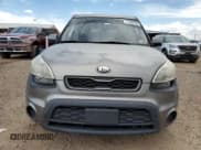 ✅ 2013 Kia Soul • VIN: KNDJT2A51D7613906 • Лот: 71990735. Опубликован ранее на Copart с пробегом 75 832 миль. Бесплатный доступ к архиву аукционных продаж из США и подробный отчёт об истории автомобиля на DreamBid. Изображение 5.