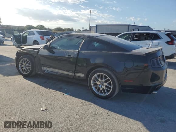 ✅ 2014 Ford Mustang V6 • VIN: 1ZVBP8AM5E5309720 • Лот: 80611155. Опубликован ранее на Copart с пробегом 122 023 миль. Бесплатный доступ к архиву аукционных продаж из США и подробный отчёт об истории автомобиля на DreamBid. Изображение 2.