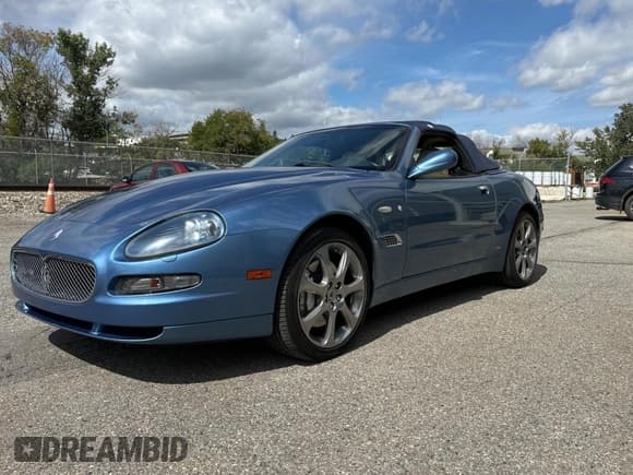 ✅ 2005 Maserati Spyder • VIN: ZAMBB18A450018543 • Lot: 69318455. Wystawiony na Copart z przebiegiem 82 292 mil. Bezpłatny archiwum sprzedaży aukcyjnych z USA i szczegółowy raport historii pojazdu na DreamBid. Zdjęcie 2.