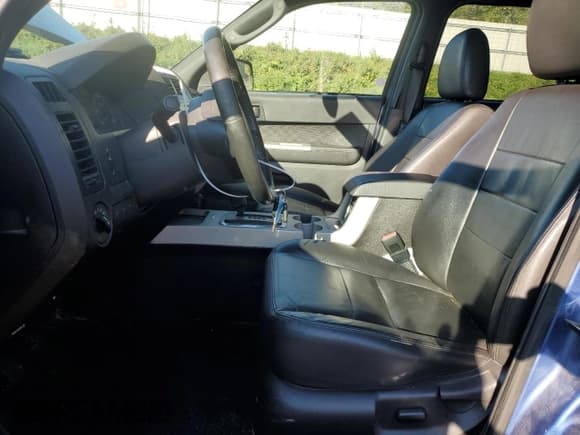 ✅ 2010 Ford Escape XLT • VIN: 1FMCU9D7XAKB87035 • Lot: 84195535. Wystawiony na Copart z przebiegiem 136 103 mil. Bezpłatny archiwum sprzedaży aukcyjnych z USA i szczegółowy raport historii pojazdu na DreamBid. Zdjęcie 7.