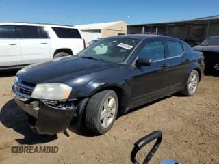 2013 Dodge Avenger SXT z VIN 1C3CDZCG0DN709149, wystawiony jako Copart lot #85308295 z przebiegiem 89 113 mil mil oraz Czysty tytuł • Clean title. Historia ofert i sprzedaży dostępna na DreamBid. Obrazek 1.